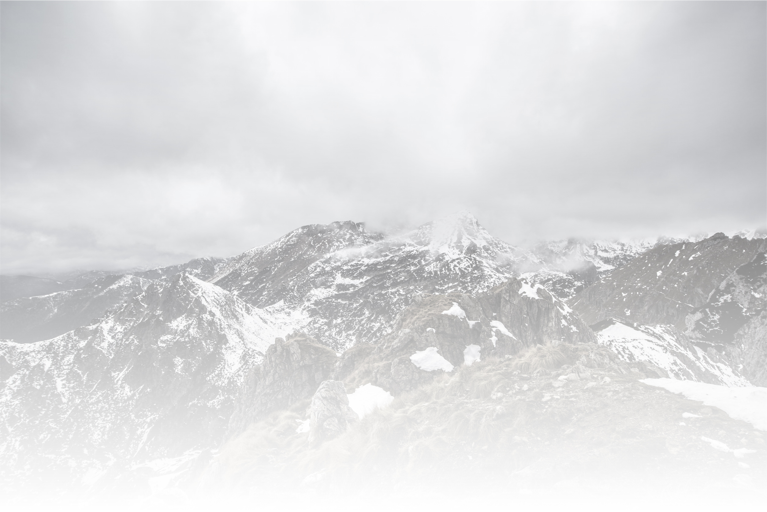 Un paysage de montagne brumeux suggéreant la formation en leadership en immersion. Il faut trouver son chemin dans la brume pour atteindre le sommet.